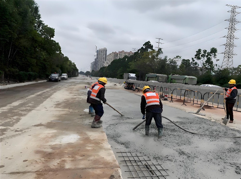 路面鋪設(shè)選什么樣的混凝土輸送設(shè)備更合適？